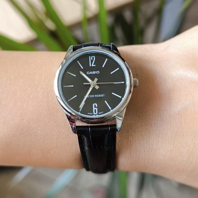 Casio Montre Femme LTP-V005L-1BUDF - Bracelet en Cuir - Noir