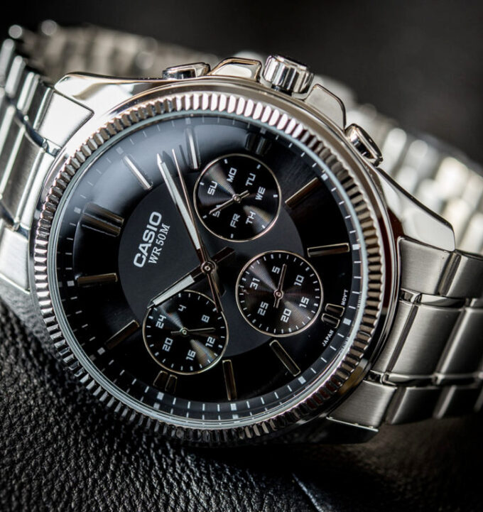 Montre CASIO Homme - Bracelet Gris En Acier Inoxydable - Résistante à l'eau - 12 Mois De Garantie - MTP-1375D-1AVDF