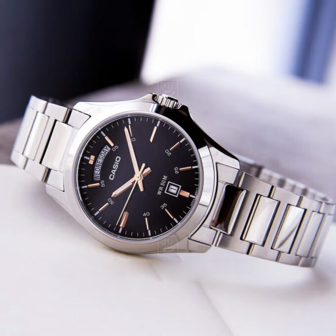 Montre CASIO Homme - Bracelet Gris En Acier Inoxydable - Résistante à l'eau - 12 Mois De Garantie - MTP-1370D-1A2VDF