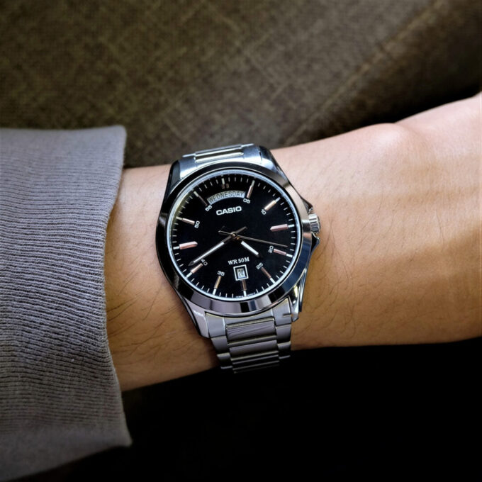 Montre CASIO Homme - Bracelet Gris En Acier Inoxydable - Résistante à l'eau - 12 Mois De Garantie - MTP-1370D-1A2VDF