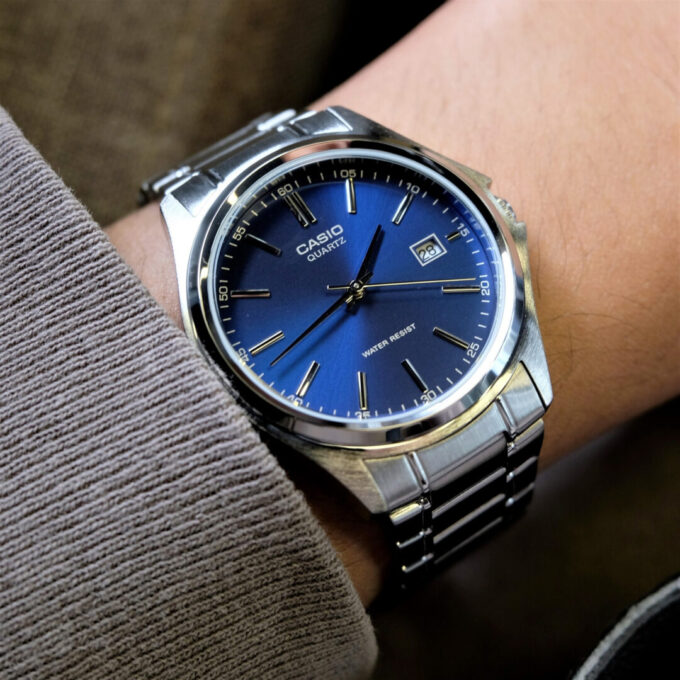 Montre CASIO Homme - Bracelet Gris En Acier Inoxydable - Résistante à l'eau - 12 Mois De Garantie - MTP-1183A-2ADF