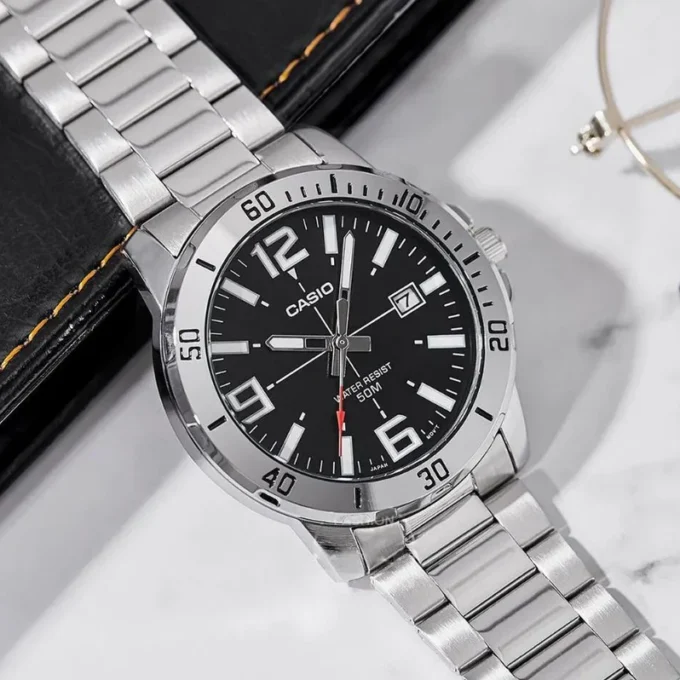 Montre CASIO Homme - Bracelet Gris En Acier Inoxydable - Résistante à l'eau - 12 Mois De Garantie - MTP-VD01D-1BVUDF