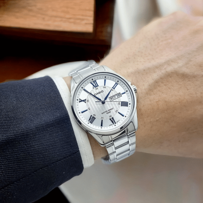 Montre CASIO Homme - Bracelet Gris En Acier Inoxydable - Cadran Blanc - 12 Mois De Garantie - MTP-1384D-7A2VDF