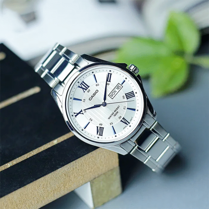 Montre CASIO Homme - Bracelet Gris En Acier Inoxydable - Cadran Blanc - 12 Mois De Garantie - MTP-1384D-7A2VDF