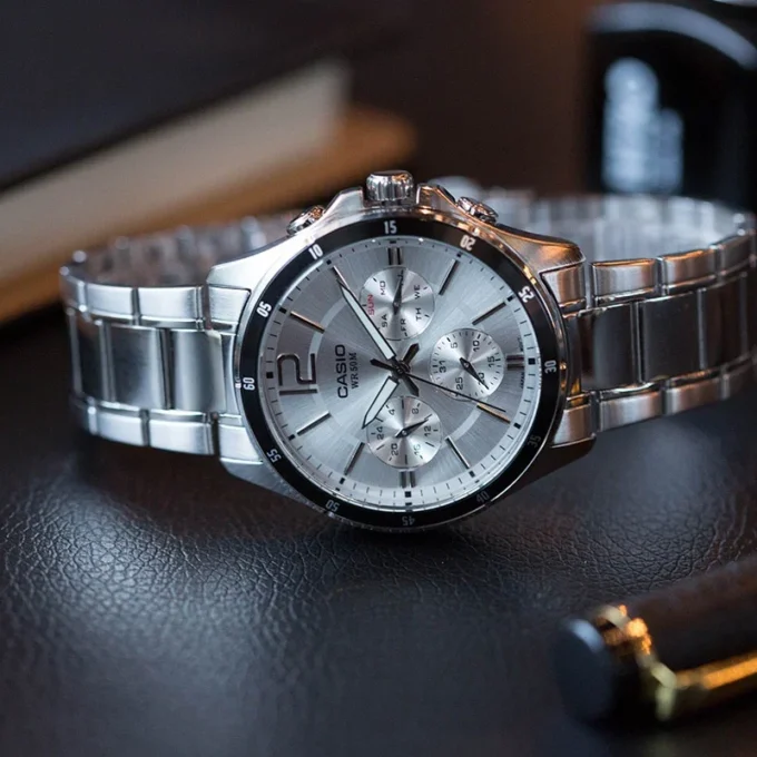 Montre CASIO Homme - Bracelet Gris En Acier Inoxydable - Cadran Blanc - 12 Mois De Garantie - MTP-1374D-7AVDF