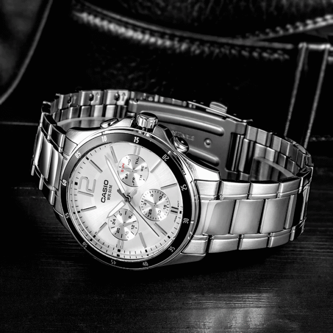 Montre CASIO Homme - Bracelet Gris En Acier Inoxydable - Cadran Blanc - 12 Mois De Garantie - MTP-1374D-7AVDF