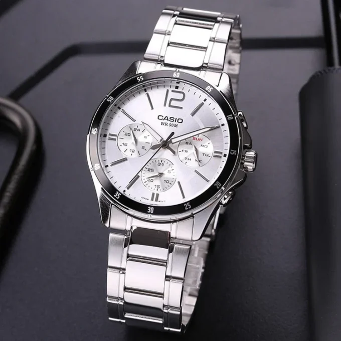 Montre CASIO Homme - Bracelet Gris En Acier Inoxydable - Cadran Blanc - 12 Mois De Garantie - MTP-1374D-7AVDF