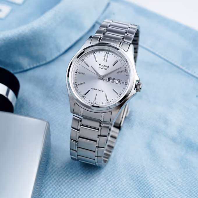 Montre CASIO Homme - Bracelet Gris En Acier Inoxydable - Cadran Blanc - 12 Mois De Garantie - MTP-1239D-7ADF