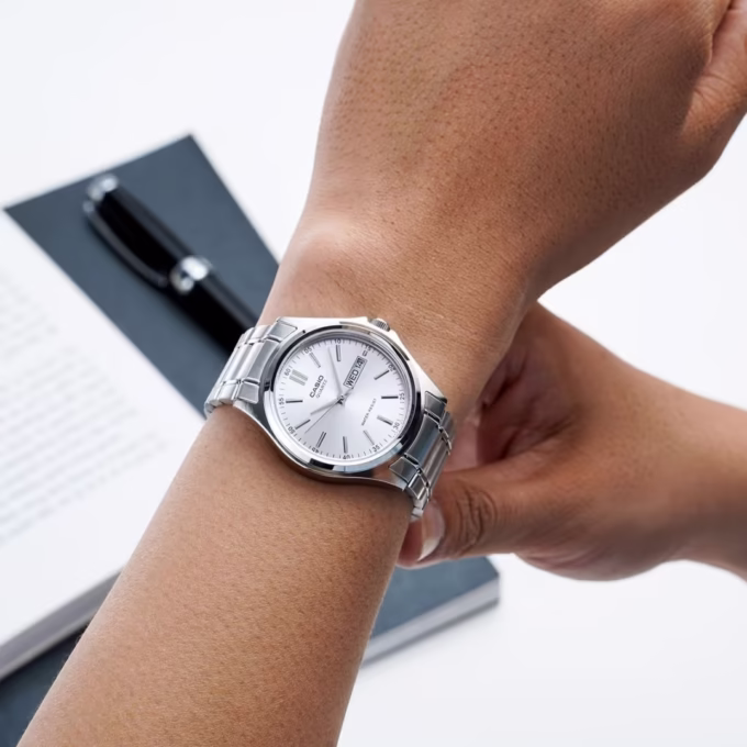 Montre CASIO Homme - Bracelet Gris En Acier Inoxydable - Cadran Blanc - 12 Mois De Garantie - MTP-1239D-7ADF