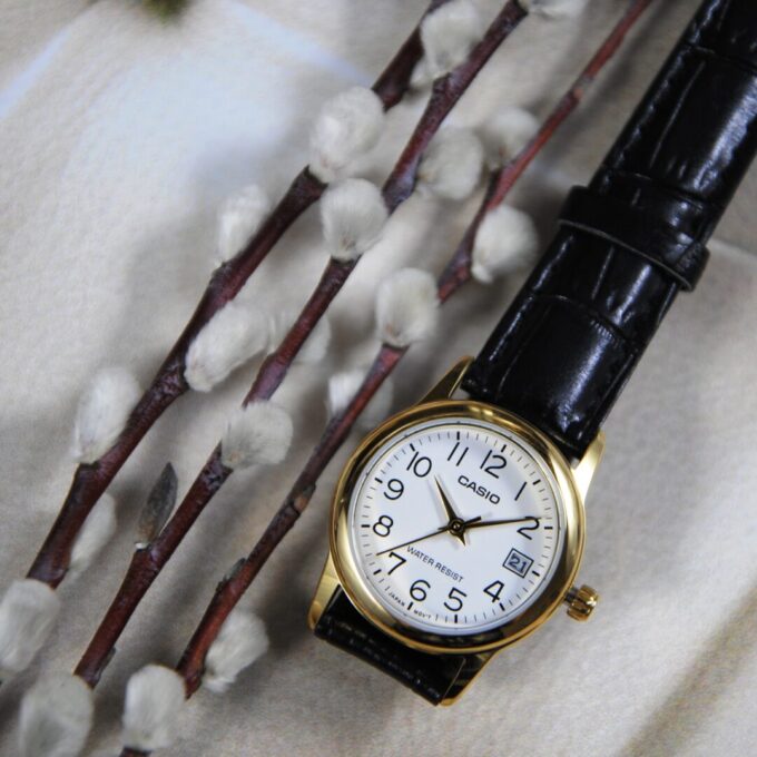 Montre CASIO Femme - Bracelet Noir En Cuir Véritable - Cadran Blanc - 12 Mois De Garantie - LTP-V002GL-7B2UDF