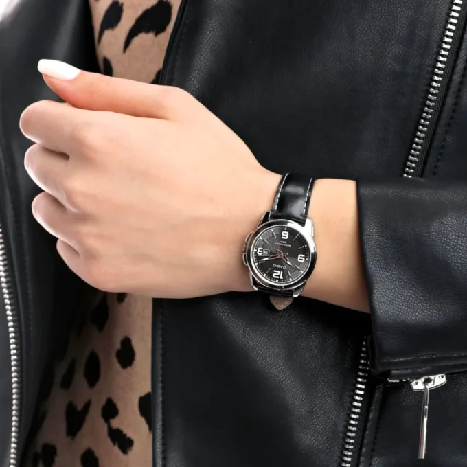 Montre CASIO Femme - Bracelet Noir En Cuir Véritable - Résistante à l'eau - 12 Mois De Garantie - LTP-1314L-8AVDF