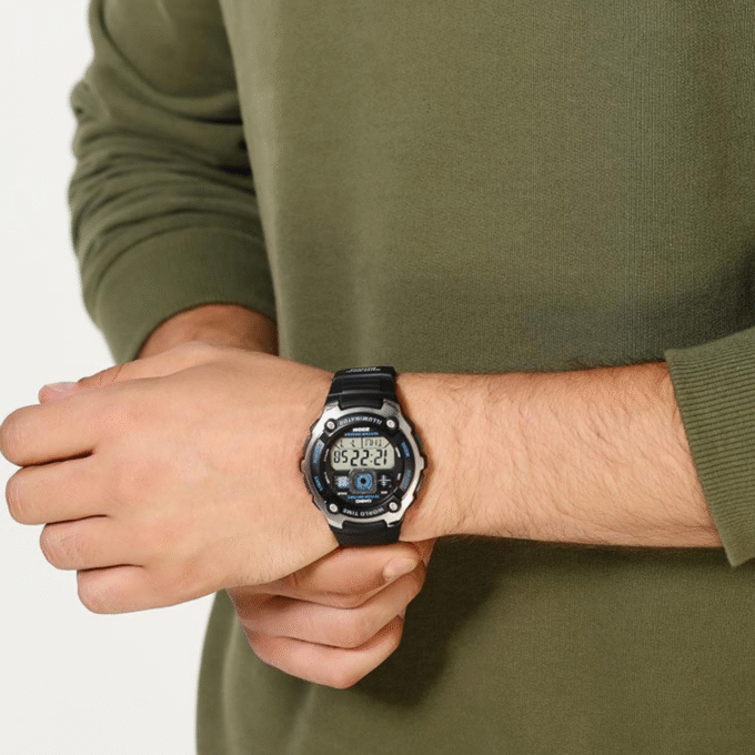 Montre CASIO Jeunesse - Bracelet Noir En Résine - Boitier En Resine - Résistante à l'eau - 12 Mois De Garantie - AE-2000W-1AVDF