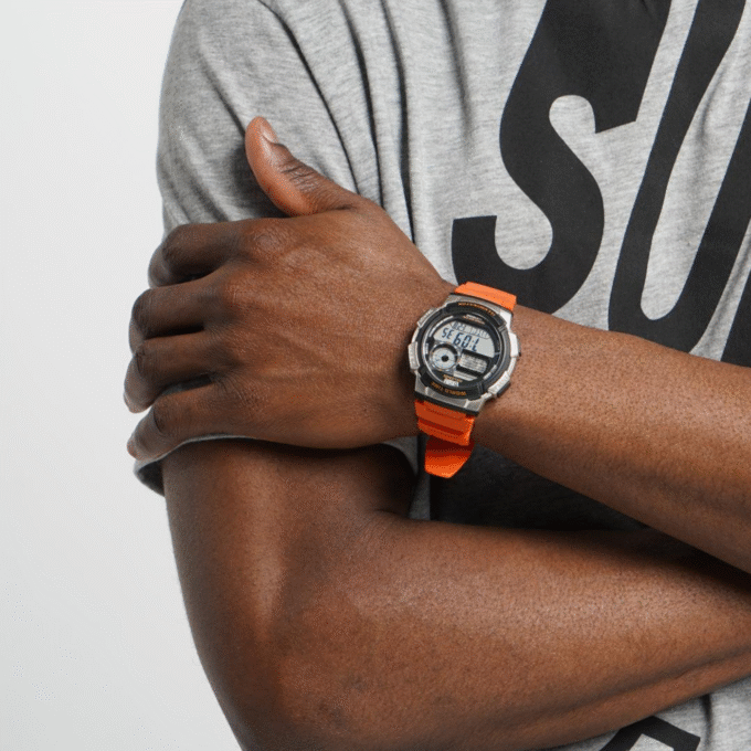 Montre Homme Casio - AE-1000W-4B - Bracelet en Résine Orange - Affichage numérique - Résistant à l'eau