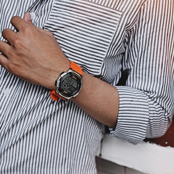 Montre Homme Casio - AE-1000W-4B - Bracelet en Résine Orange - Affichage numérique - Résistant à l'eau