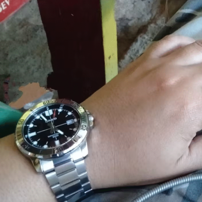 Montre CASIO Homme - MTP-VD01D-1EVUDF - Bracelet Gris En Acier Inoxydable - Résistante à l'eau - 12 Mois De Garantie