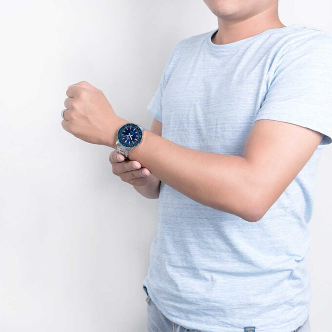 Montre CASIO Homme - EFV-120DB-2AVUDF - Bracelet Gris En Acier Inoxydable - Résistante à l'eau - 12 Mois De Garantie