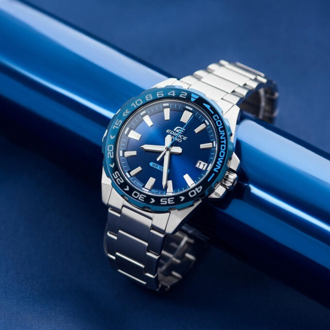 Montre CASIO Homme - EFV-120DB-2AVUDF - Bracelet Gris En Acier Inoxydable - Résistante à l'eau - 12 Mois De Garantie