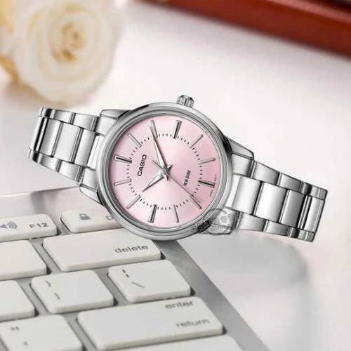 Montre CASIO Femme - LTP-1303D-4AVDF - Bracelet Gris En Acier Inoxydable - Résistante à l'eau - 12 Mois De Garantie