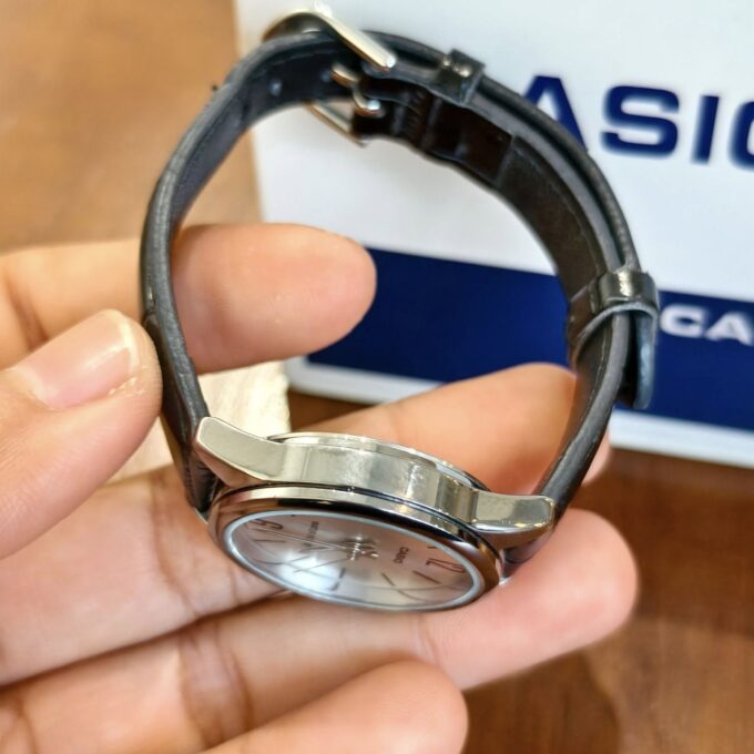 Montre-Bracelet Femme Casio Collection LTP-V005L-7BUDF - Bracelet Noir en Cuir Véritable - Résistante à l'Eau