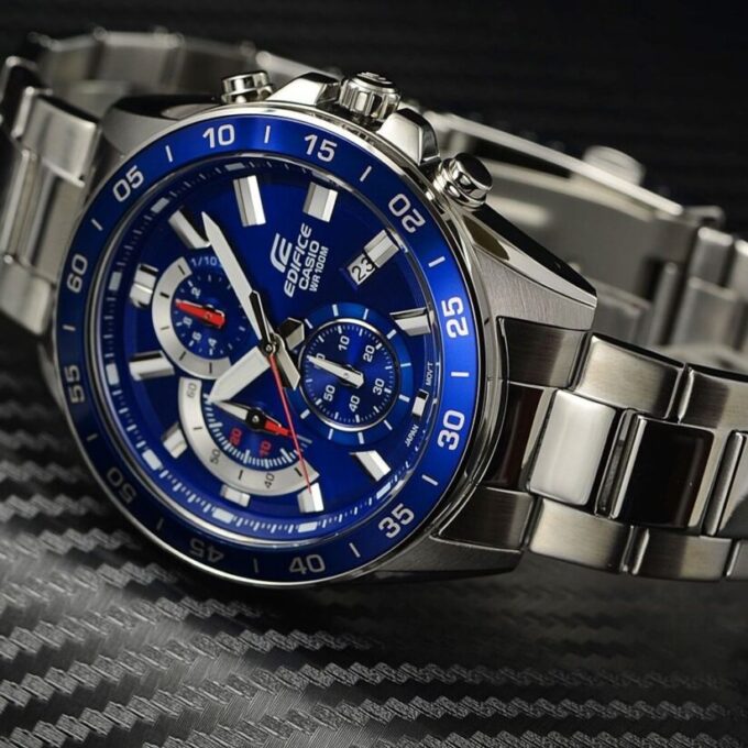 Montre Homme Casio Edifice - EFV-550D-2AVUDF - Bracelet Gris en Acier Inoxydable - Resistance à l'eau 10 ATM