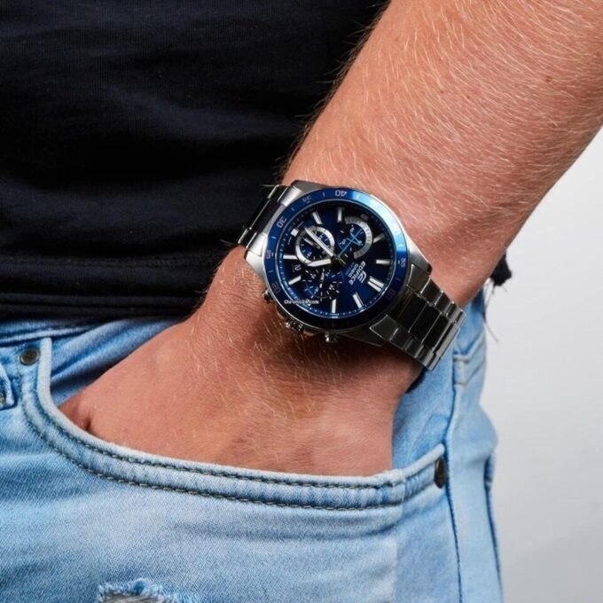 Montre Homme Casio Edifice - EFV-550D-2AVUDF - Bracelet Gris en Acier Inoxydable - Resistance à l'eau 10 ATM