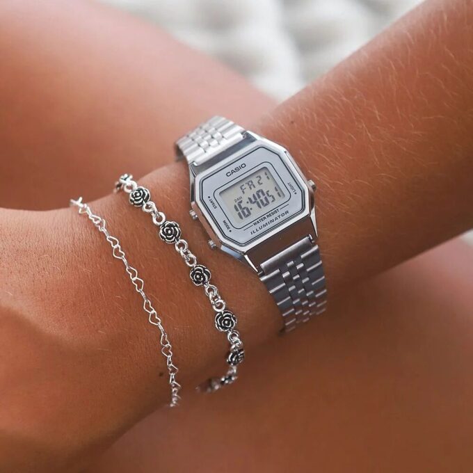 Montre Unisexe Casio Vintage LA680WA-7 - Bracelet Gris en Acier inoxydable - Résistante à l'eau