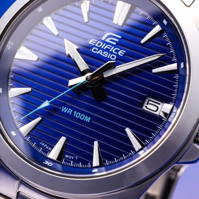 Montre Homme Casio Analogique à 3 aiguilles EFV-140D-2AVUDF - Bracelet Gris En Acier Inoxydable - Résistance à l'eau 10 ATM