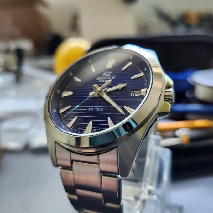 Montre Homme Casio Analogique à 3 aiguilles EFV-140D-2AVUDF - Bracelet Gris En Acier Inoxydable - Résistance à l'eau 10 ATM