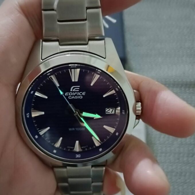 Montre Homme Casio Analogique à 3 aiguilles EFV-140D-2AVUDF - Bracelet Gris En Acier Inoxydable - Résistance à l'eau 10 ATM