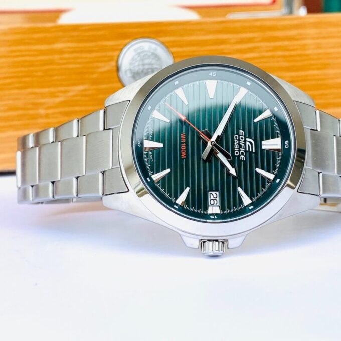 Montre Homme Casio Analogique à 3 aiguilles EFV-140D-3AVUDF - Bracelet Gris En Acier Inoxydable - Résistance à l'eau 10 ATM