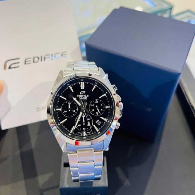 Montre Homme Casio Chronographe standard EFV-630D-1AV - Bracelet Gris En Acier Inoxydable - Résistance à l'eau 10 ATM