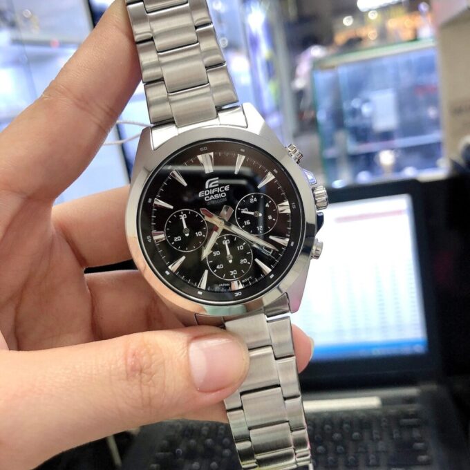 Montre Homme Casio Chronographe standard EFV-630D-1AV - Bracelet Gris En Acier Inoxydable - Résistance à l'eau 10 ATM