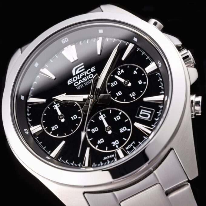 Montre Homme Casio Chronographe standard EFV-630D-1AV - Bracelet Gris En Acier Inoxydable - Résistance à l'eau 10 ATM