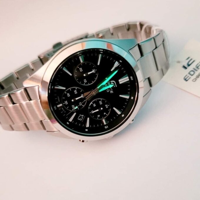 Montre Homme Casio Chronographe standard EFV-630D-1AV - Bracelet Gris En Acier Inoxydable - Résistance à l'eau 10 ATM