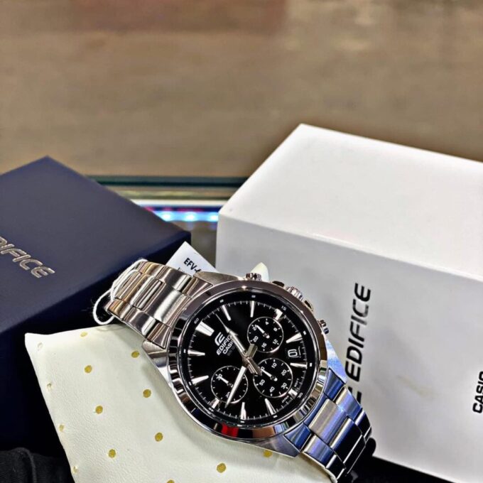 Montre Homme Casio Chronographe standard EFV-630D-1AV - Bracelet Gris En Acier Inoxydable - Résistance à l'eau 10 ATM