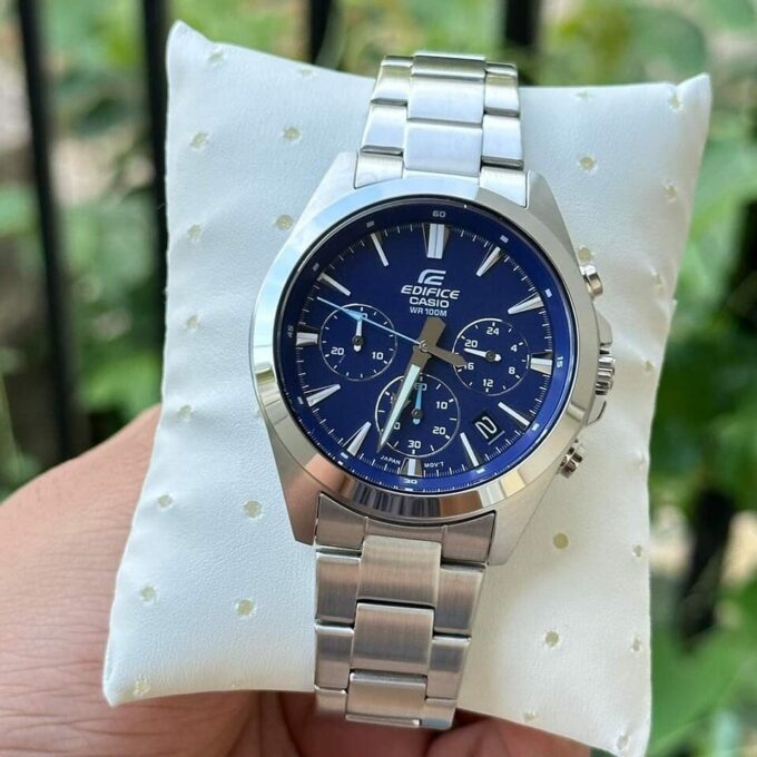 Montre Homme Casio Chronographe standard EFV-630D-2AV - Bracelet Gris En Acier Inoxydable - Résistance à l'eau 10 ATM