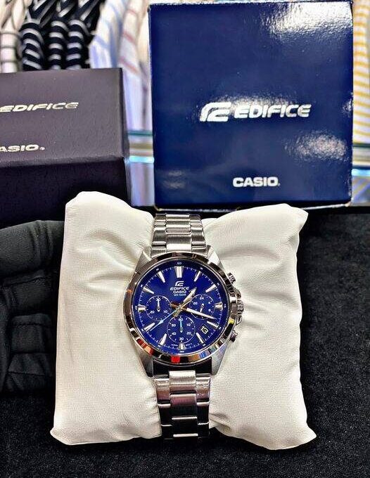 Montre Homme Casio Chronographe standard EFV-630D-2AV - Bracelet Gris En Acier Inoxydable - Résistance à l'eau 10 ATM