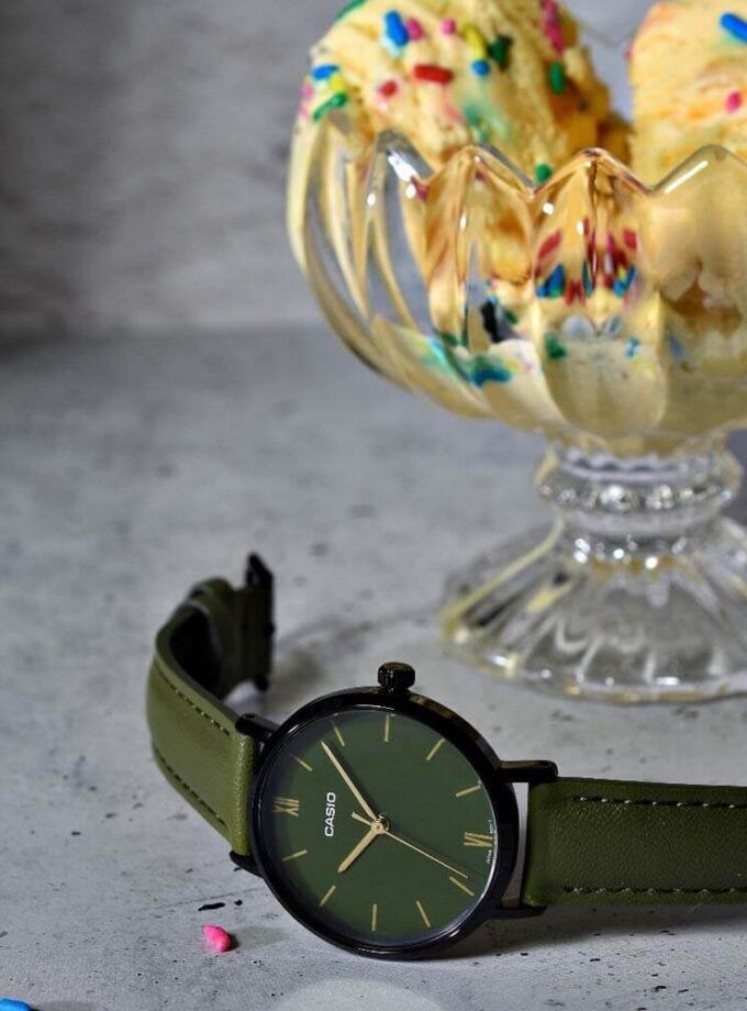 Montre Femme Casio Collection Analogique LTP-VT02BL-3A - Bracelet Vert en Cuir - Résistant à l'eau