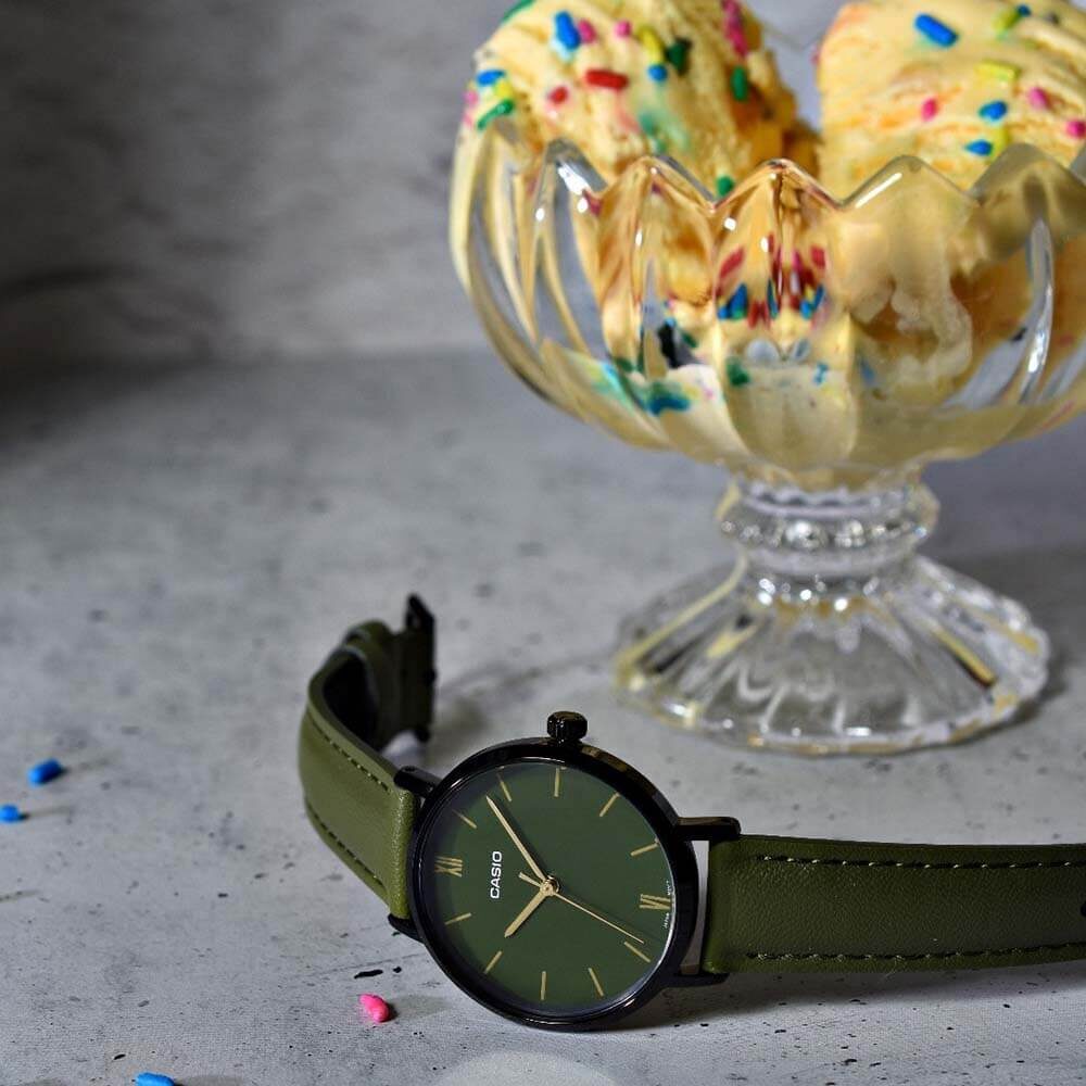 aiwatch_LTP-VT02BL-3AUDF - Montre Femme Casio Collection Analogique LTP-VT02BL-3A - Bracelet Vert en Cuir - Résistant à l'eau