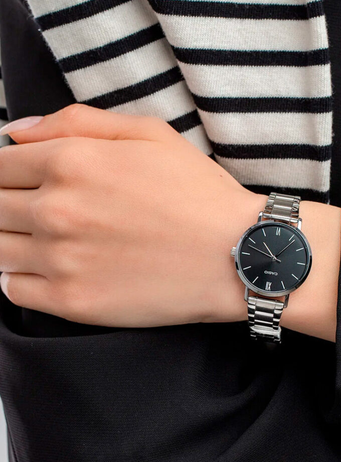 Montre Femme Casio Collection Analogique LTP-VT02D-1A - Bracelet gris en Acier Inoxydable - Résistant à l'eau