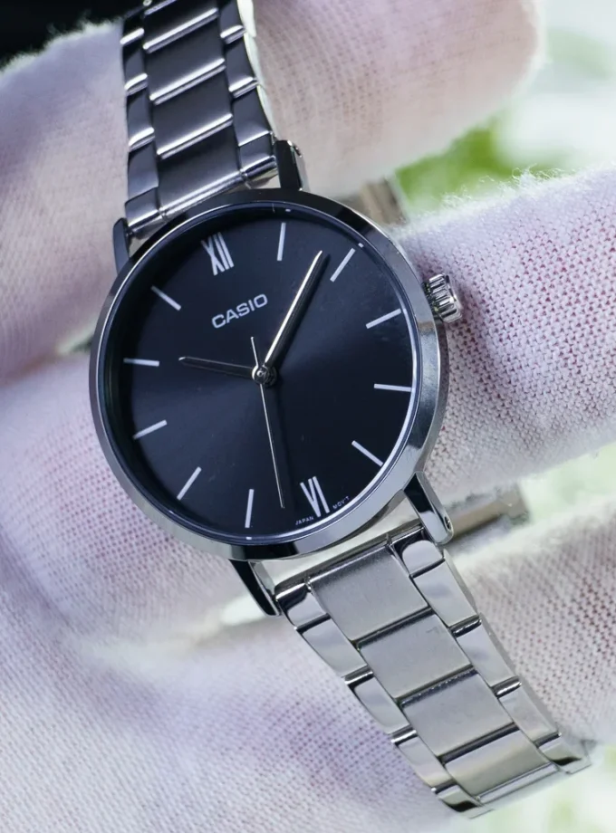 Montre Femme Casio Collection Analogique LTP-VT02D-1A - Bracelet gris en Acier Inoxydable - Résistant à l'eau