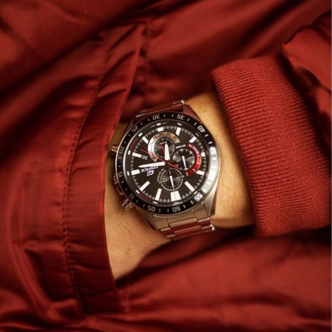 Montre Homme Casio Edifice EFV-620D-1A4VUDF - Bracelet Gris en acier Inoxydable - Résistance à l'eau 100 Mètres