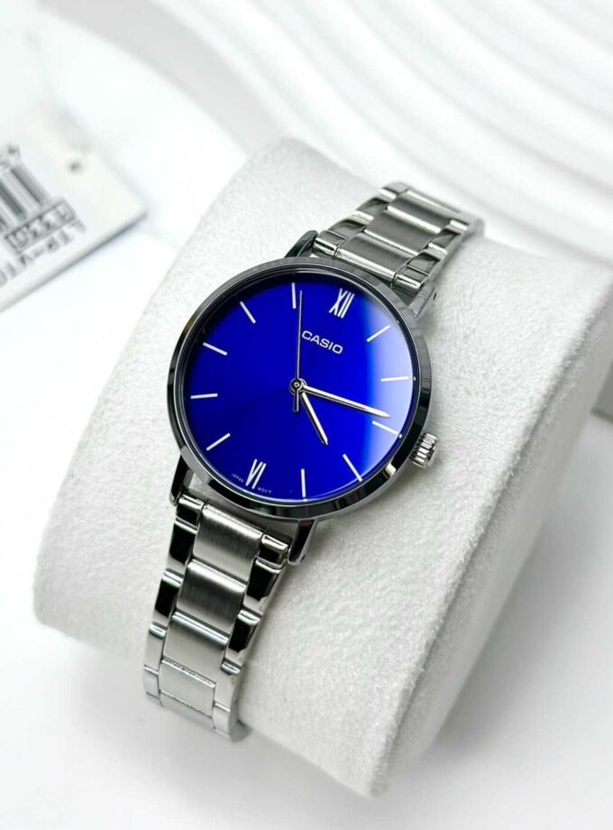 Montre Femme Casio Collection LTP-VT02D-2AUDF - Bracelet Gris En Acier Inoxydable - Résistante à l'eau