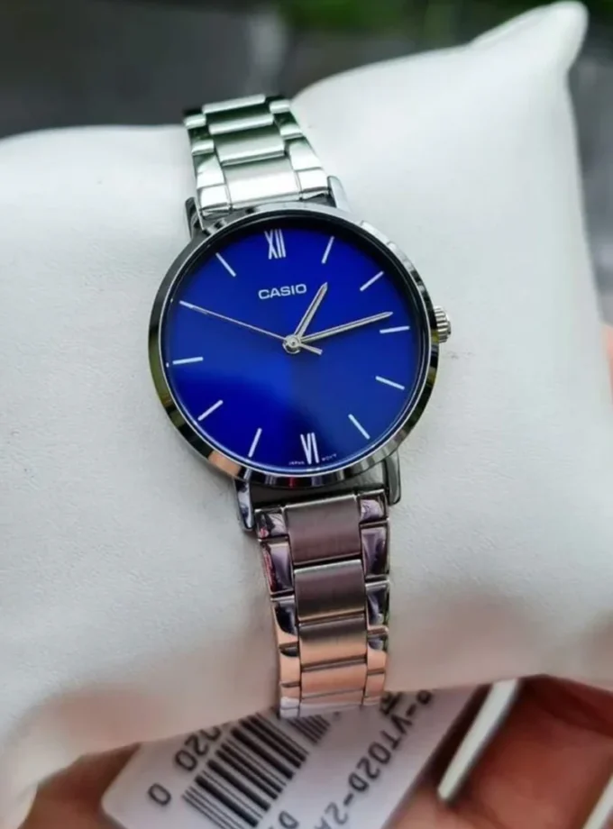 Montre Femme Casio Collection LTP-VT02D-2AUDF - Bracelet Gris En Acier Inoxydable - Résistante à l'eau