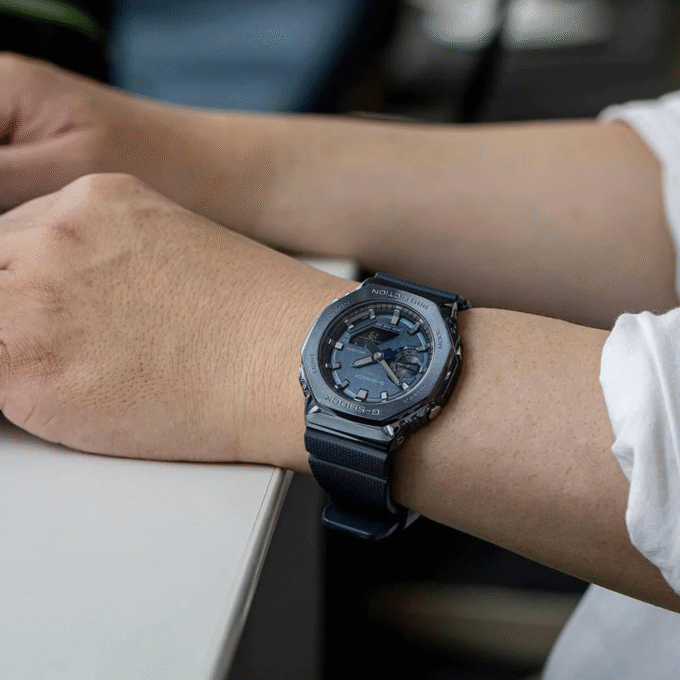 Montre Homme Casio G-Shock GM-2100N-2ADR - Bracelet Bleu En Silicone - Résistance à l'eau 200 Mètres