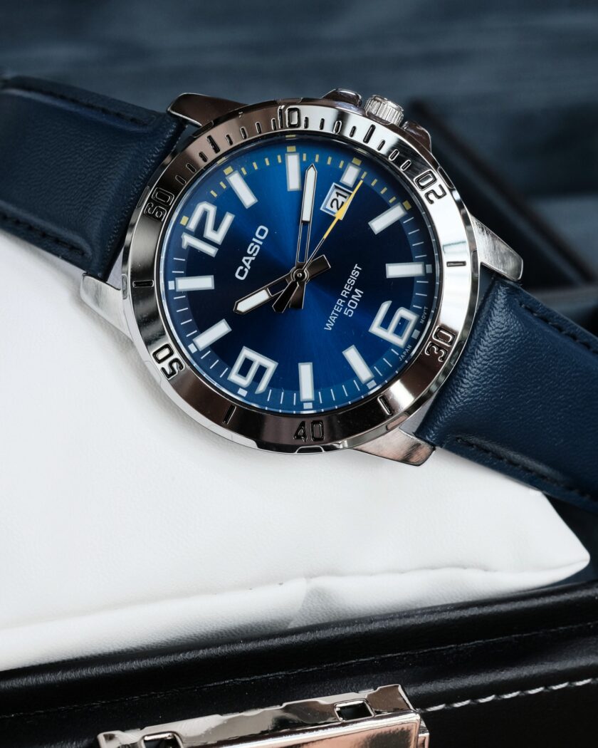 montre homme casio mtp vd01l 2bvudf bracelet en cuir bleu