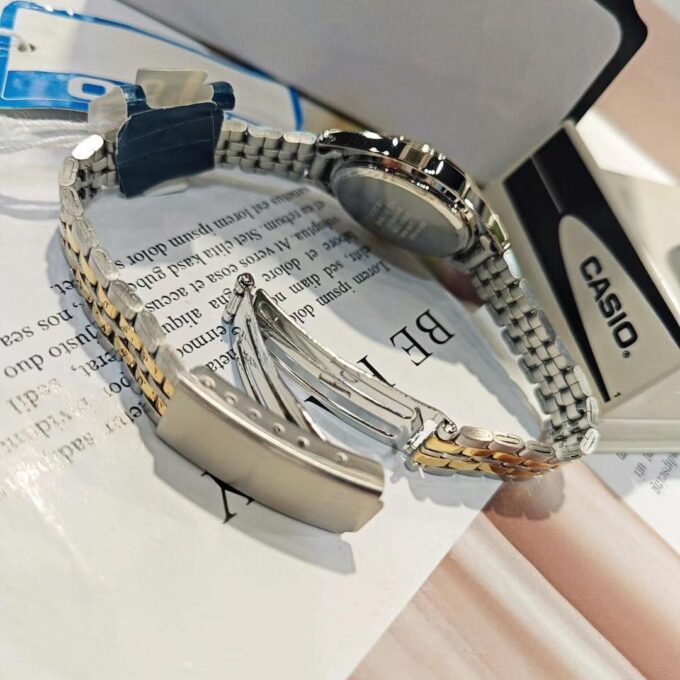 Montre Femme Casio Classique – Acier Inoxydable, Cadran Rond, Chiffres Romains, Quartz – LTP-1129G-7ARDF