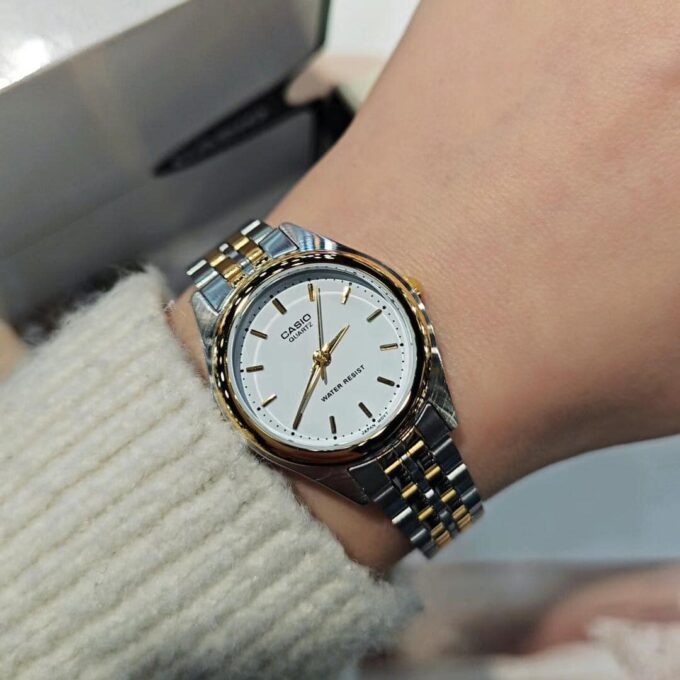 Montre Femme Casio Classique – Acier Inoxydable, Cadran Rond, Chiffres Romains, Quartz – LTP-1129G-7ARDF