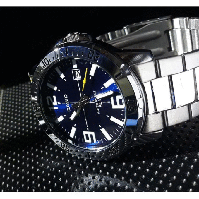 MONTRE CASIO HOMME – MTP-VD01D-2BVUDF - BRACELET GRIS EN ACIER INOXYDABLE – RÉSISTANTE À L’EAU – 12 MOIS DE GARANTIE