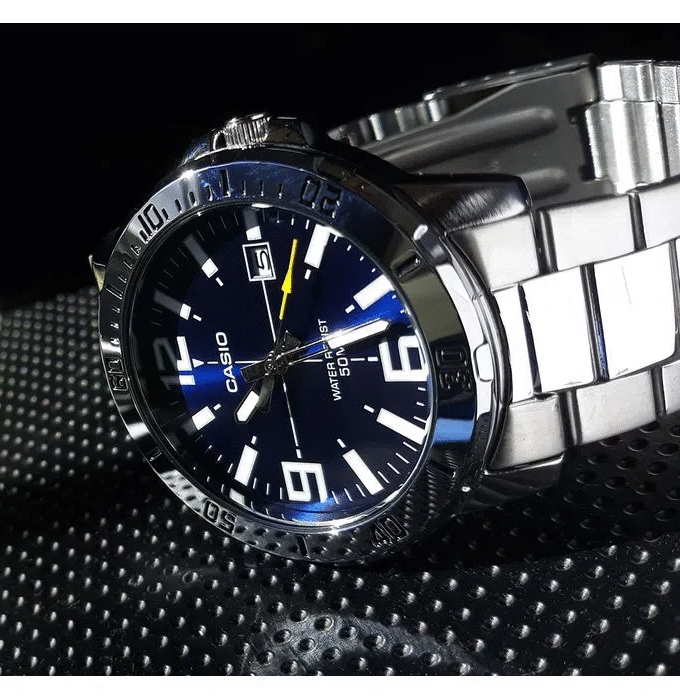 MONTRE CASIO HOMME –  MTP-VD01D-2BVUDF - BRACELET GRIS EN ACIER INOXYDABLE – RÉSISTANTE À L’EAU – 12 MOIS DE GARANTIE